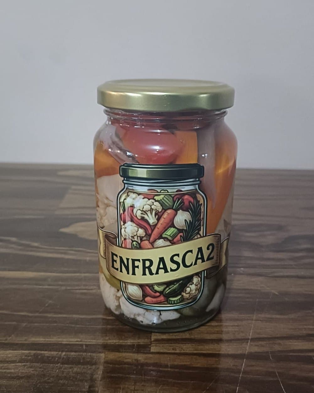 Frasco de pickles artesanales Enfrasca2 sobre una mesa de madera