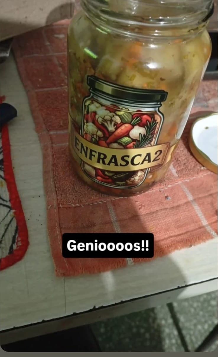 Historia de un cliente mostrando un frasco de Enfrasca2 abierto sobre la mesa, con el texto: ¡Genioooos!