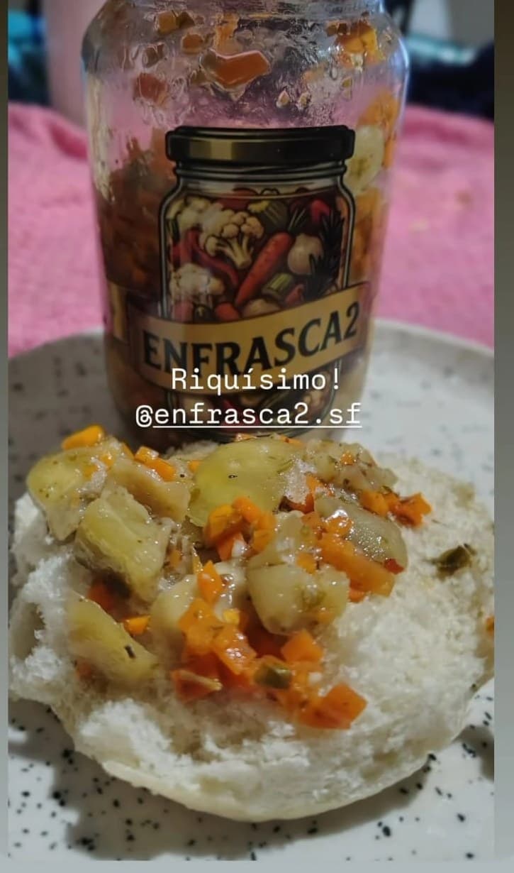 Historia de un cliente con escabeche untado en un pan, junto al frasco, con el texto: ¡Riquísimo!